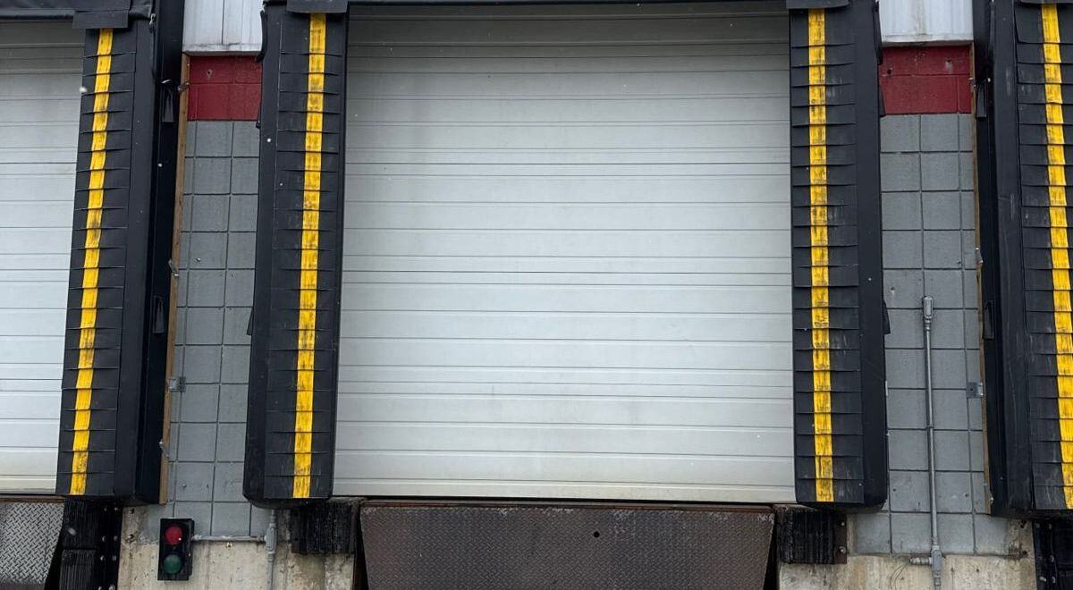 Loading dock seal and shelter assembly